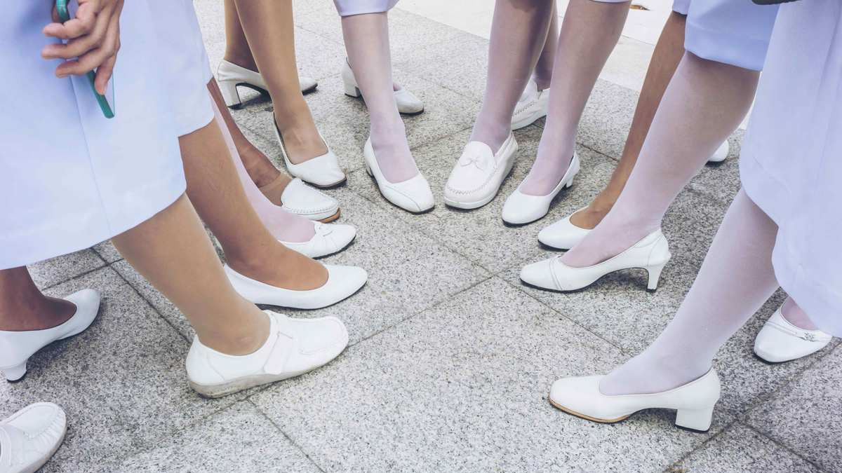 what-shoes-do-nurses-wear